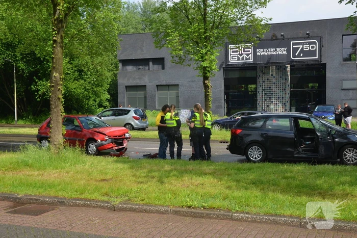 Flinke schade na botsing tussen auto's