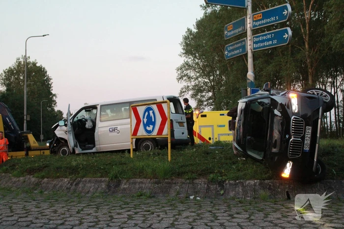 Auto op zijn kant na opmerkelijk ongeval op rotonde