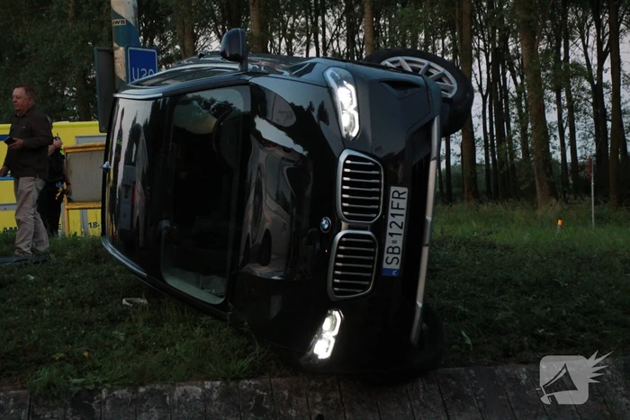 Auto op zijn kant na opmerkelijk ongeval op rotonde