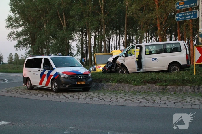 Auto op zijn kant na opmerkelijk ongeval op rotonde