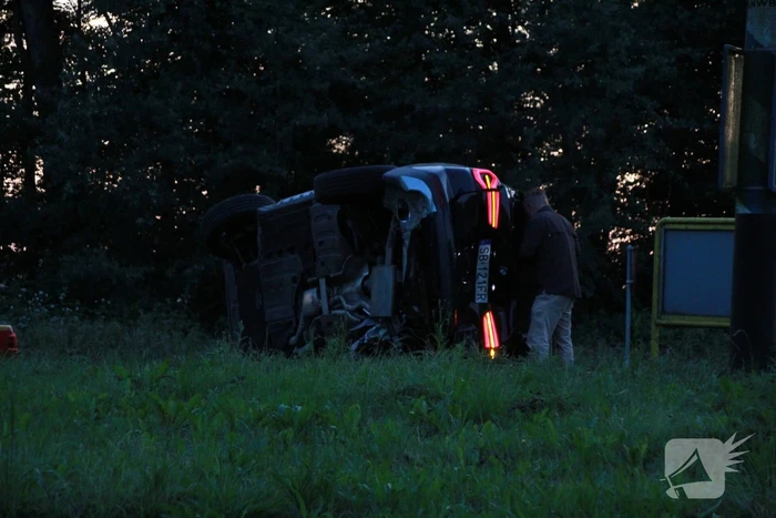 Auto op zijn kant na opmerkelijk ongeval op rotonde