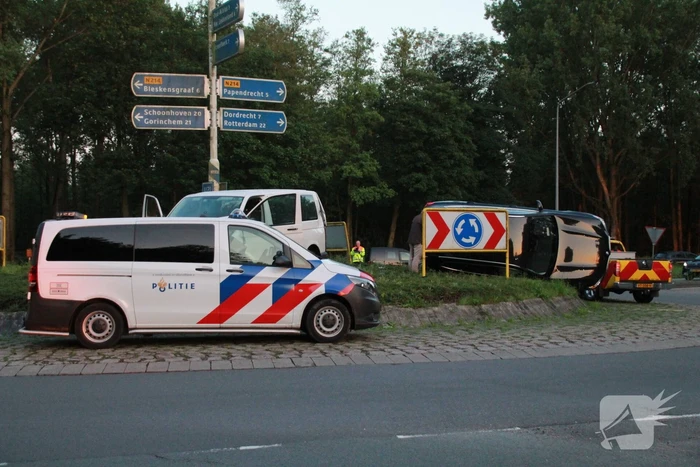 Auto op zijn kant na opmerkelijk ongeval op rotonde