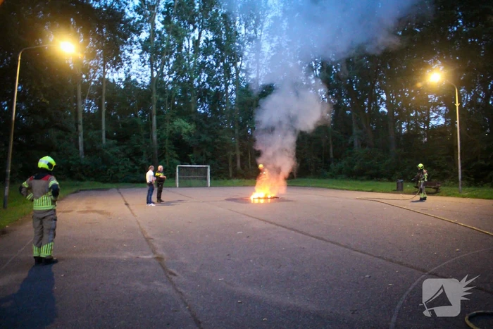Buitenbrand op voetbalveld snel onder controle