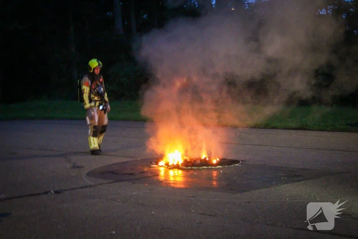 Buitenbrand op voetbalveld snel onder controle