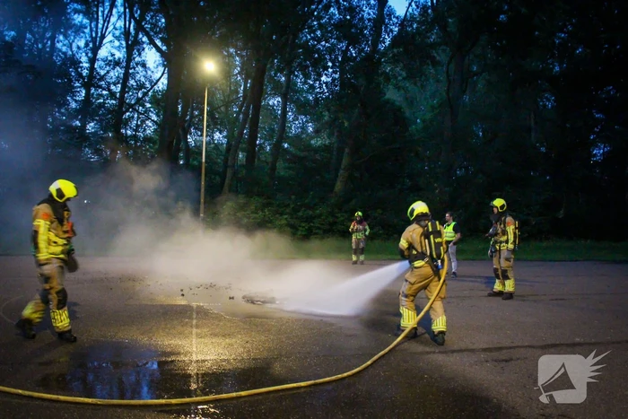 Buitenbrand op voetbalveld snel onder controle