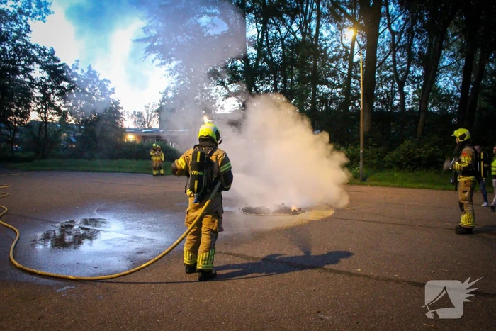 Buitenbrand op voetbalveld snel onder controle