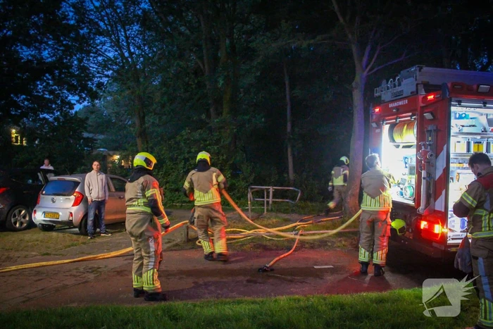Buitenbrand op voetbalveld snel onder controle
