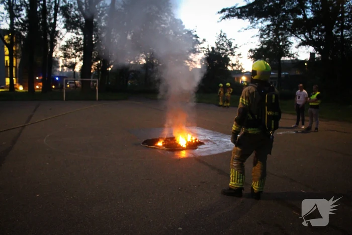 Buitenbrand op voetbalveld snel onder controle