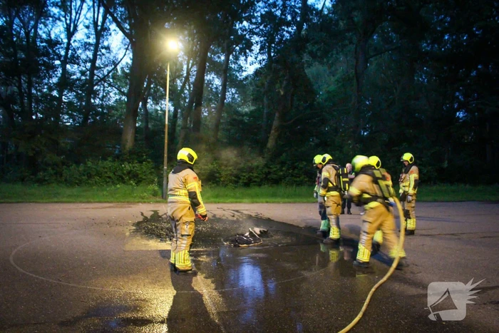 Buitenbrand op voetbalveld snel onder controle