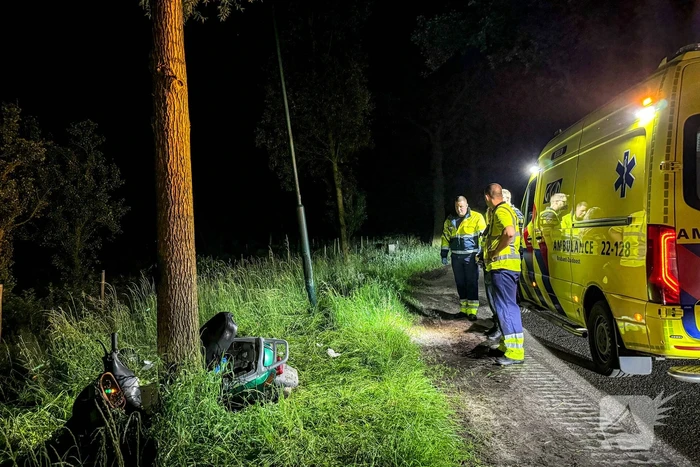 Traumateam ingezet nadat scooter tegen boom botst