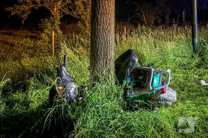 Traumateam ingezet nadat scooter tegen boom botst