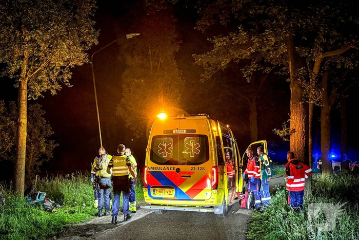 Traumateam ingezet nadat scooter tegen boom botst