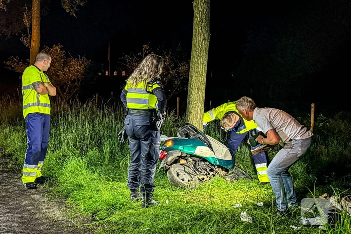 Traumateam ingezet nadat scooter tegen boom botst