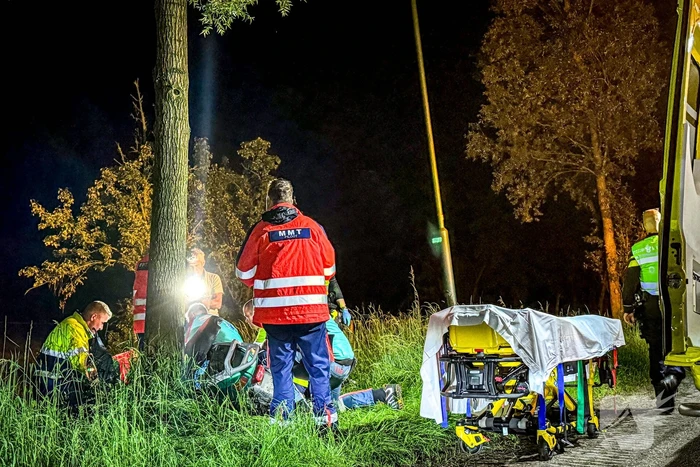 Traumateam ingezet nadat scooter tegen boom botst