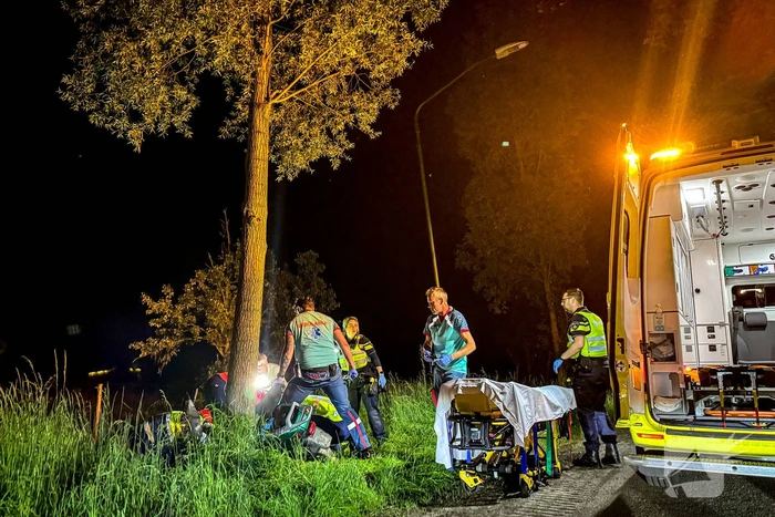 Traumateam ingezet nadat scooter tegen boom botst
