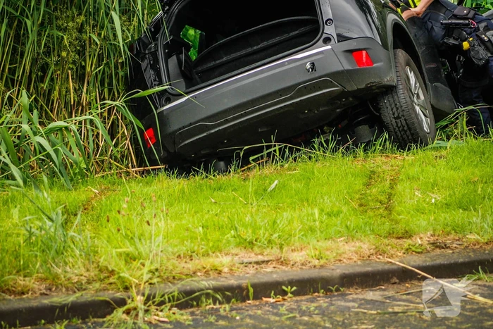 Auto eindigt in het riet