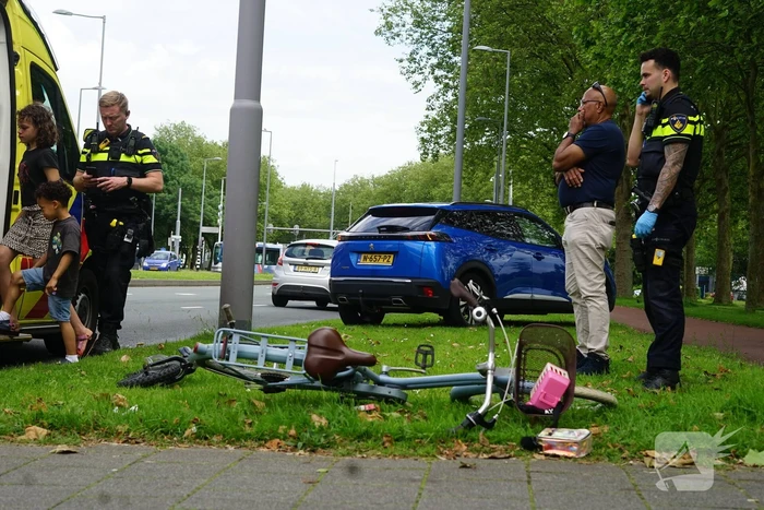 Kind op loopfiets aangereden door automobilist