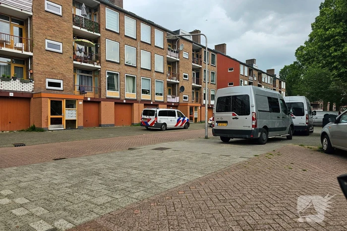 Politie aanwezig na aantreffen van overleden persoon in woning