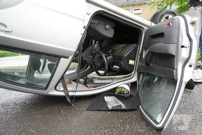Automobilist valt in slaap belandt op de kop