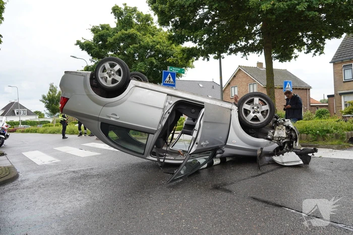 Automobilist valt in slaap belandt op de kop