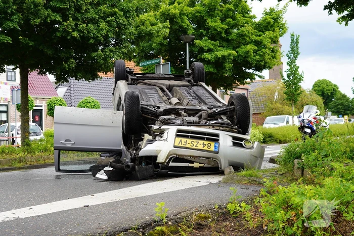 Automobilist valt in slaap belandt op de kop