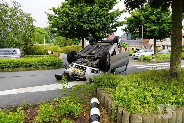 Automobilist valt in slaap belandt op de kop