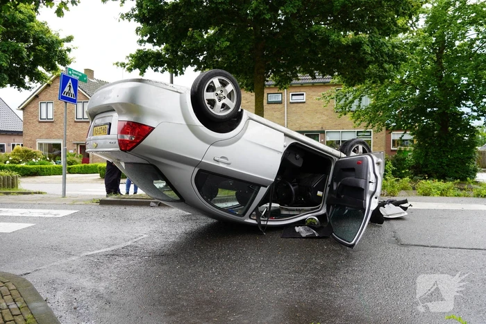 Automobilist valt in slaap belandt op de kop