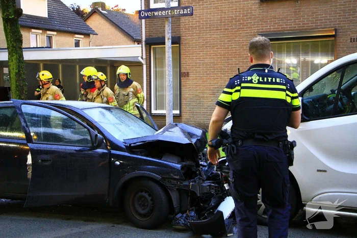 Automobilist botst frontaal op bestelbus