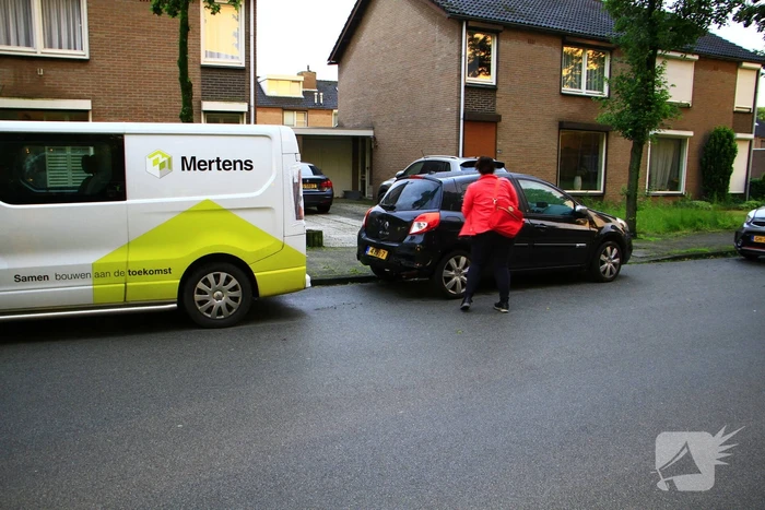 Automobilist botst frontaal op bestelbus
