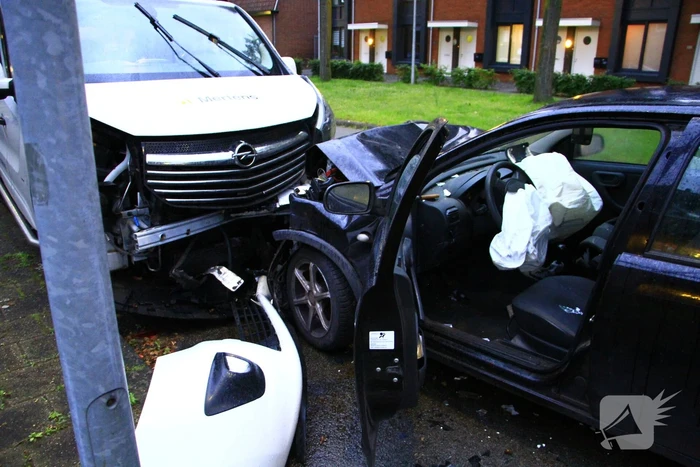 Automobilist botst frontaal op bestelbus