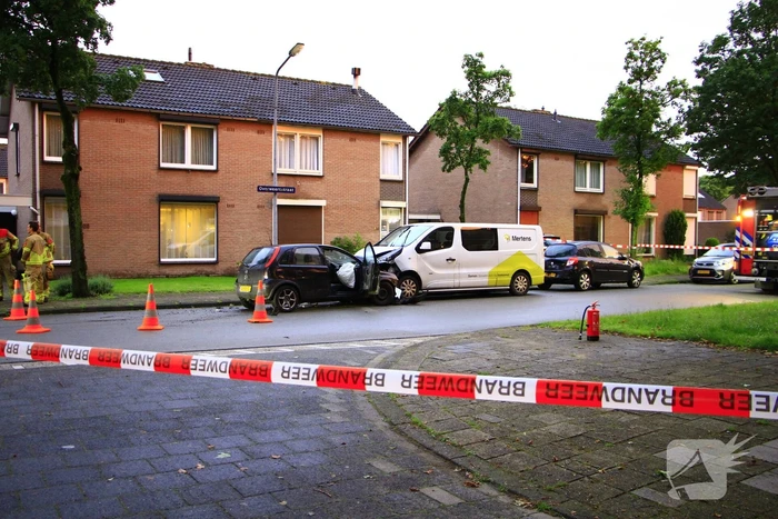 Automobilist botst frontaal op bestelbus