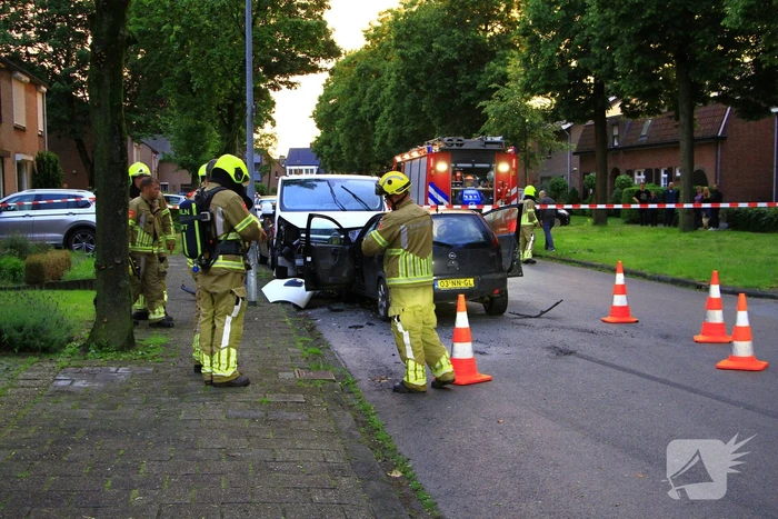 Automobilist botst frontaal op bestelbus