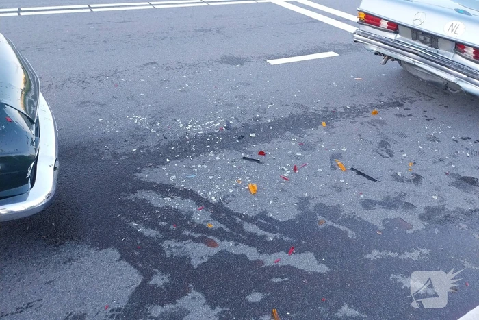 Twee oldtimers in botsing voor verkeerslichten