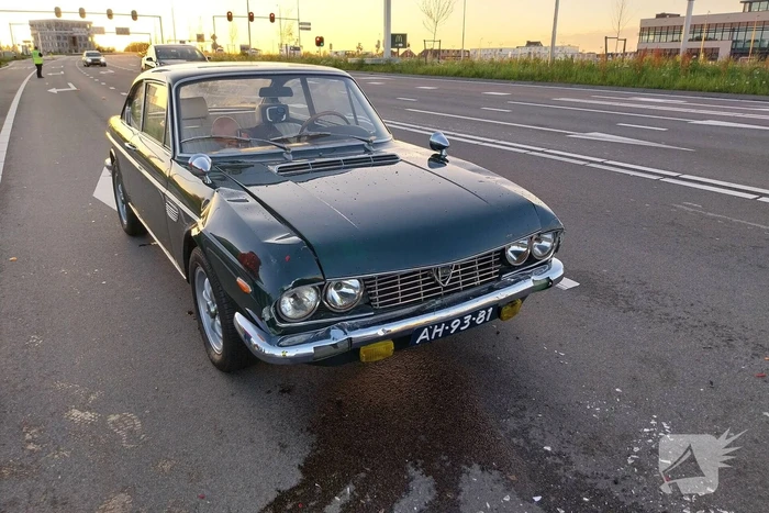 Twee oldtimers in botsing voor verkeerslichten
