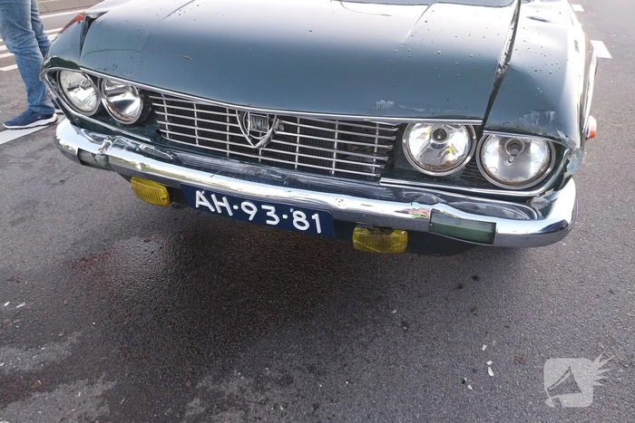 Twee oldtimers in botsing voor verkeerslichten