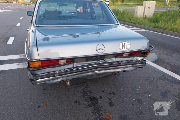 Twee oldtimers in botsing voor verkeerslichten