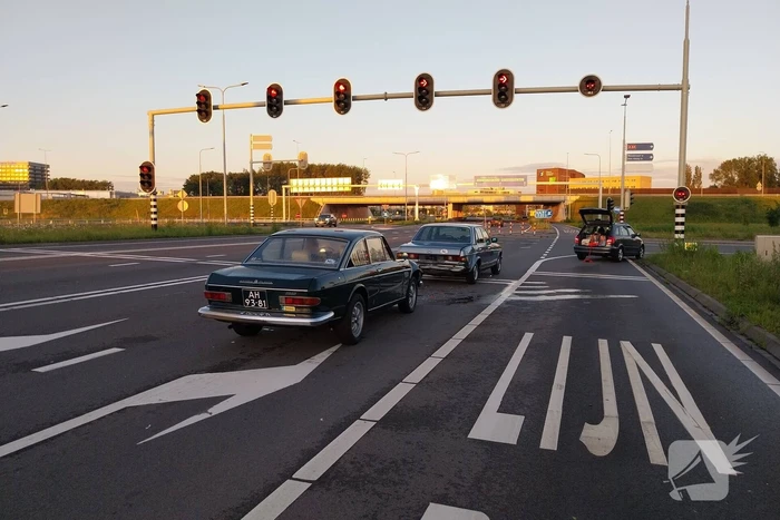 Twee oldtimers in botsing voor verkeerslichten