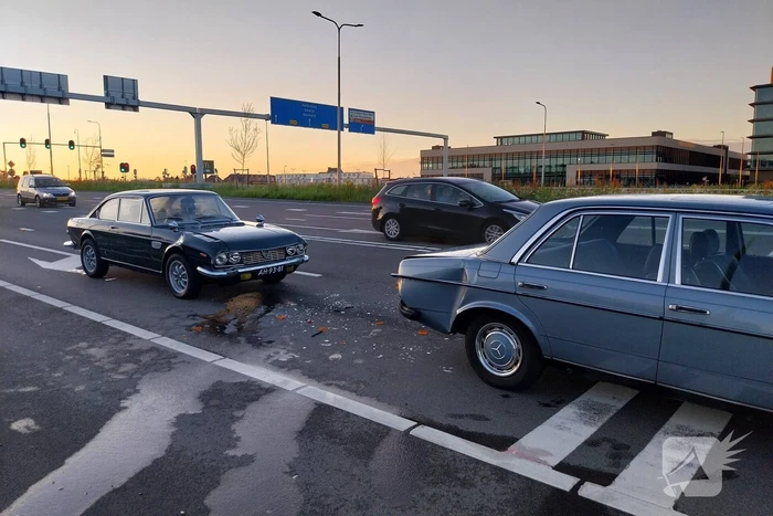 Twee oldtimers in botsing voor verkeerslichten