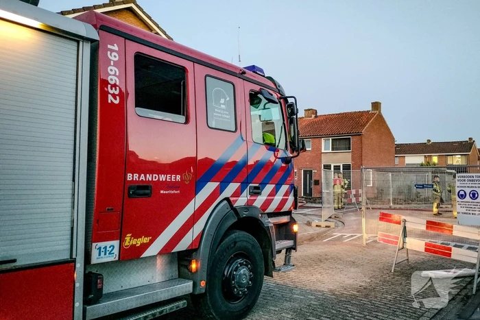 Brandweer spoelt riool door na vreemde lucht