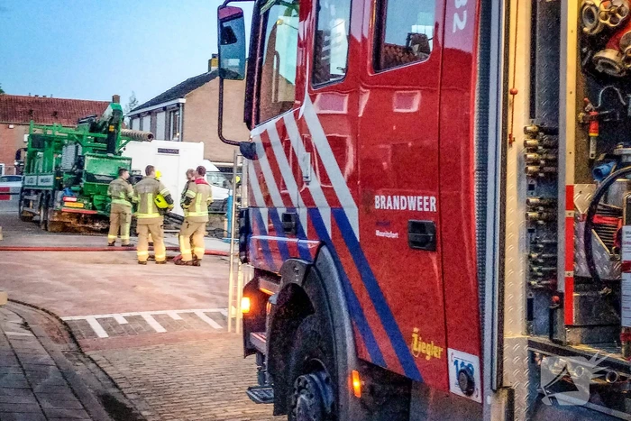Brandweer spoelt riool door na vreemde lucht