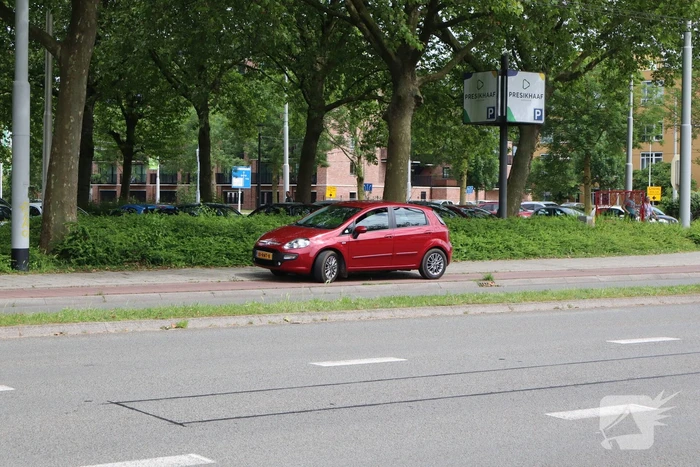 Frontale botsing nadat auto's elkaar raken