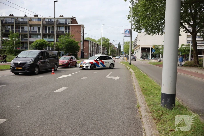 Frontale botsing nadat auto's elkaar raken