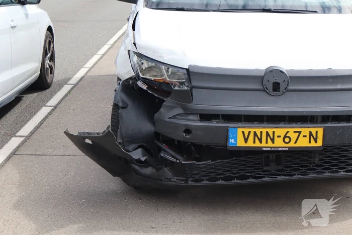 Frontale botsing nadat auto's elkaar raken