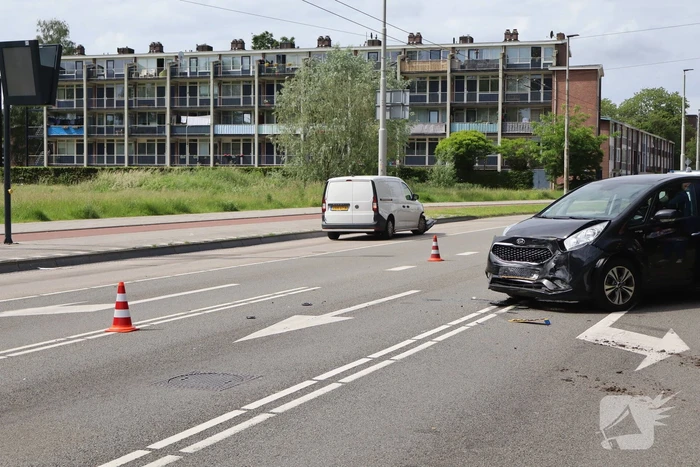 Frontale botsing nadat auto's elkaar raken