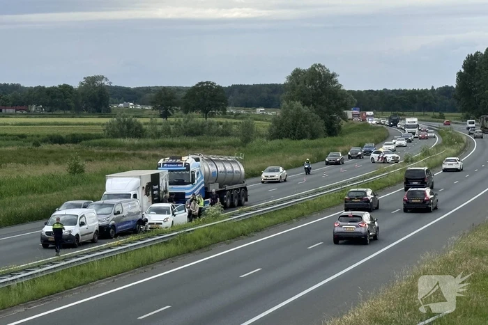 Veel schade en vertraging na ongeval met meerdere voertuigen