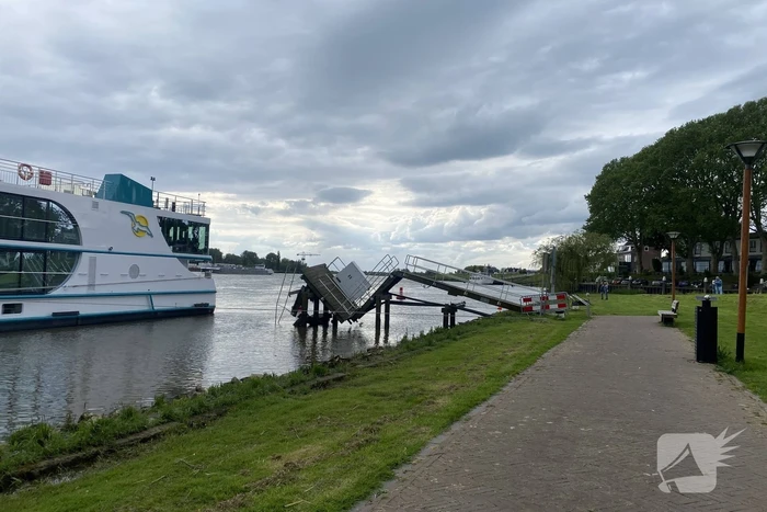 Tanker ramt steiger, steiger volledig verwoest