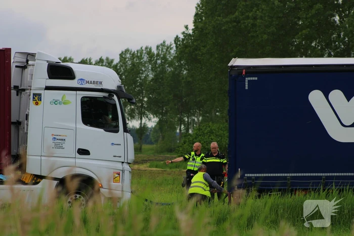 Vrachtwagen met dertig ton uien belandt in berm