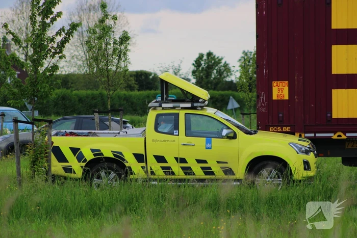 Vrachtwagen met dertig ton uien belandt in berm