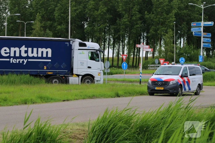 Vrachtwagen met dertig ton uien belandt in berm