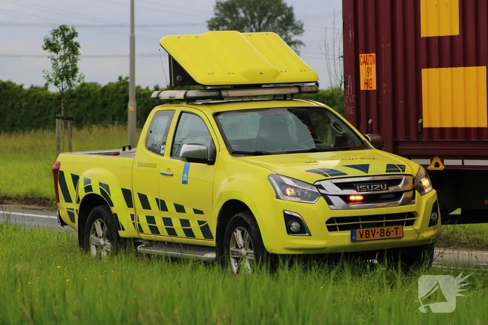 Vrachtwagen met dertig ton uien belandt in berm